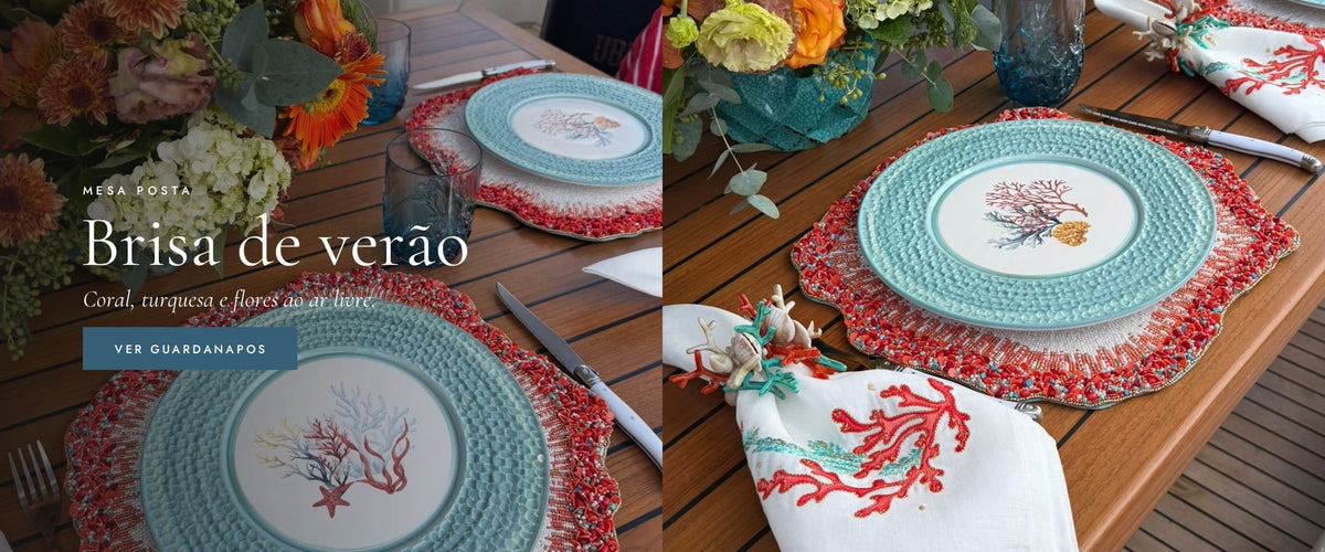 Mesa posta ao ar livre com guardanapos bordados com coral, louça turquesa e flores laranja