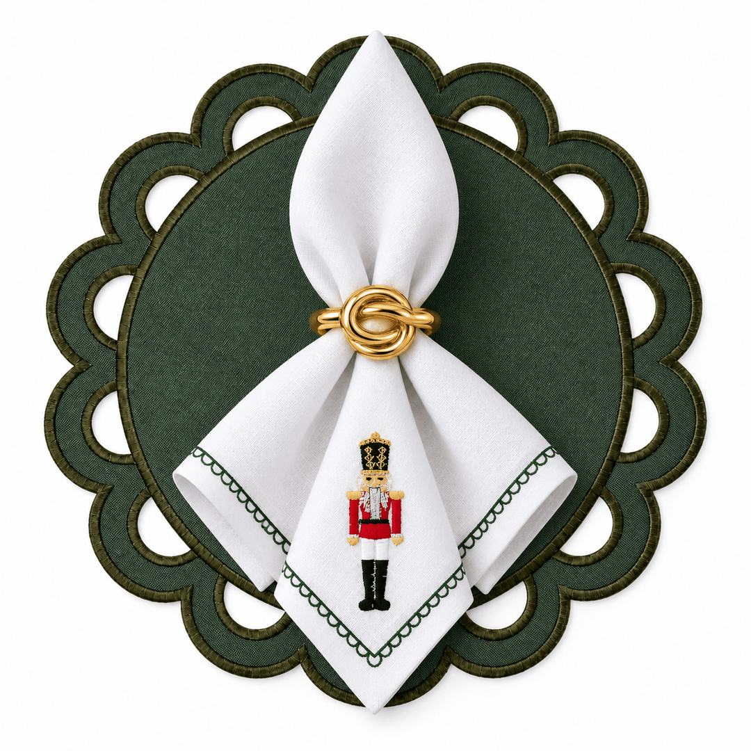 Guardanapos Quebra-Nozes Vermelho, Kit com 4, na mesa posta com porta-guardanapo dourado