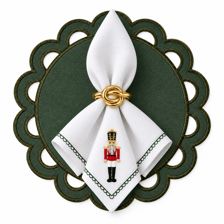 Guardanapos Quebra-Nozes Vermelho, Kit com 4, na mesa posta com porta-guardanapo dourado