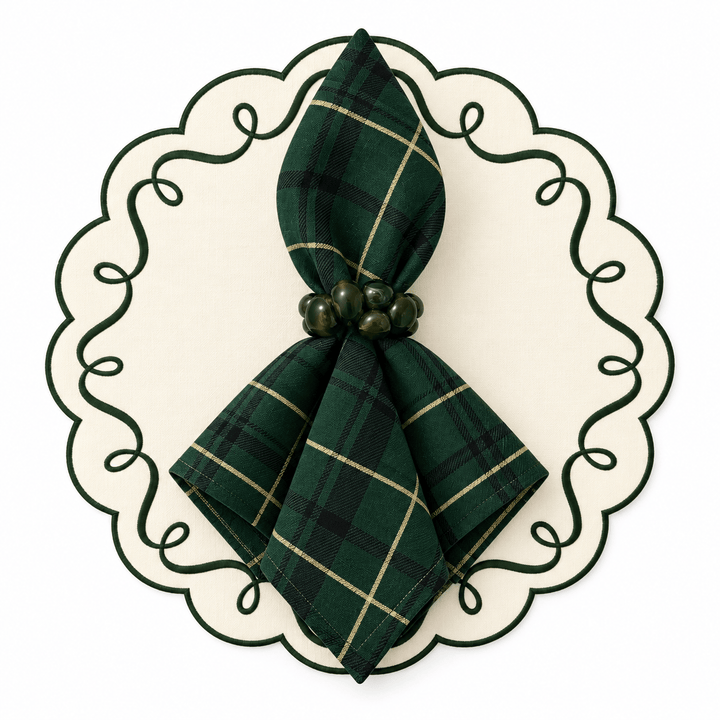 Mesa posta com Jogo Americano Laço Verde e Guardanapo Natal Xadrez Verde e Dourado